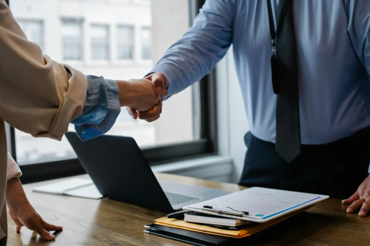 Sellando Acuerdos: El Poder del Cierre en las Ventas por Teléfono