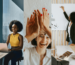 Collage de una mujer sonriente trabajando, un grupo de mujeres celebrando juntas y una mujer exponiendo un proyecto en una pizarra en una oficina.